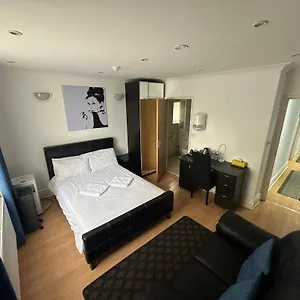 3 Luxury En-suite Bedrooms Homestay
